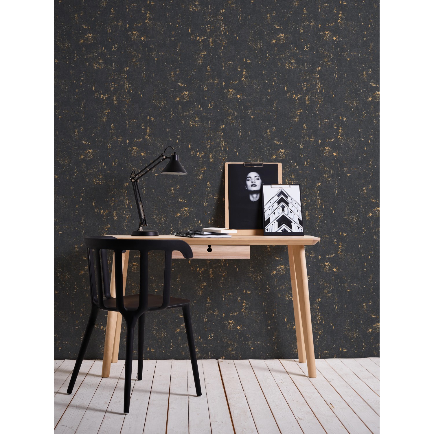 A.S. Création Vliestapete Trendwall Putz Used Schwarz-Gold im Raum mit Schreibtisch und Stuhl.