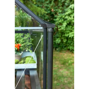 Halls Fallrohr (130cm) am Qube Gewächshaus, Detailaufnahme der Regenwasserableitung.