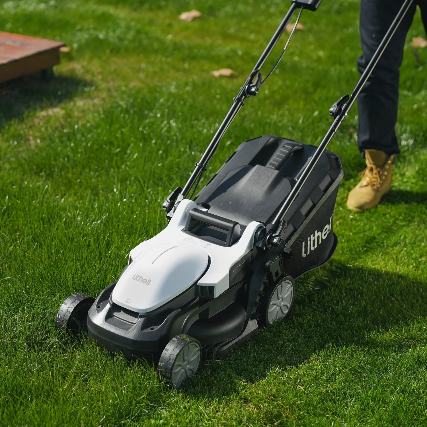 Litheli Akku-Rasenmäher U20 20V mit Akku auf Rasen. Kompakter Rasenmäher für Garten.