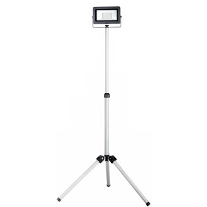 LED-Arbeitsleuchte Flare auf Stativ, 30W, silber-anthrazit, ausziehbar und klappbar.