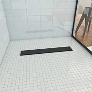 Aurlane befliesbares Showerboard 80x120 mit schwarzem Ablaufkanal in gefliester Dusche.