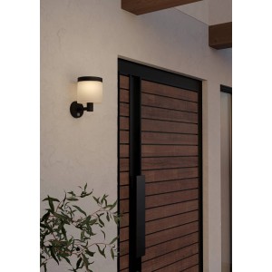 Schwarze Eglo LED Solar Wandleuchte Pantete mit Sensor, 21x15,5 cm, an Hauswand.