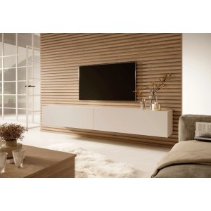 Modernes Selsey TV-Hängeboard Bisira 200 cm in Kaschmirgrau, grifflos, schwebend unter TV an Holzwand im Wohnzimmer.