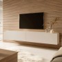 Modernes Selsey TV-Hängeboard Bisira 200 cm in Kaschmirgrau, grifflos, schwebend unter TV an Holzwand im Wohnzimmer.