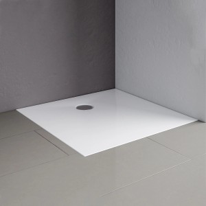 Quadratische, extraflache Schulte Duschwanne 90x90 cm in Alpinweiß, eingebaut im Badezimmer.