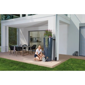 Garantia Regenwasser-Behälter Stone 2in1 350 l Lava mit Frau und Gießkanne.