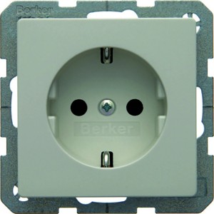 Berker Q.1 Steckdose in Polarweiß Samt für Unterputz-Montage.