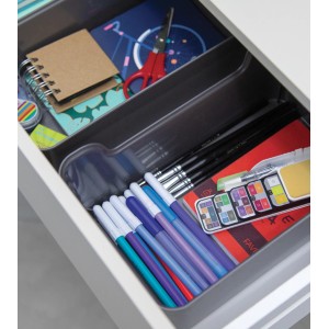 Weiße Tontarelli Organizer-Box Bella XXL im Schubfach, gefüllt mit Stiften und Büroartikeln.