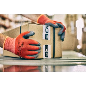 Gebol Arbeitshandschuhe Eco Grip, Größe 10, mit roter Handfläche und grauen Fingerspitzen halten einen Karton fest.
