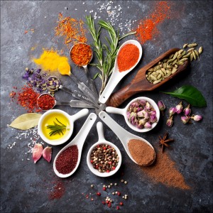 Pro-Art Glasbild Spicery I, 20x20 cm: Arrangement verschiedener Gewürze in Löffeln und Schalen.