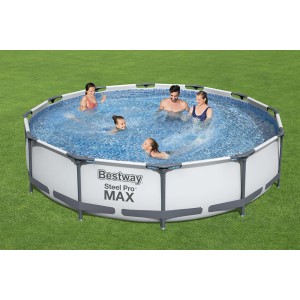 Bestway Stahlrahmen-Pool Set Steel Pro Max, Ø 366 cm, mit Badenden im Garten.