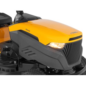 Detailansicht: Gelber Stiga Rasentraktor Estate 384 M mit LED-Scheinwerfern.