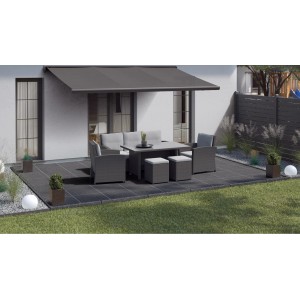 Verlegte, dunkle Feinsteinzeug Terrassenplatten Manhattan 60x60 cm mit Sitzgruppe auf Terrasse.