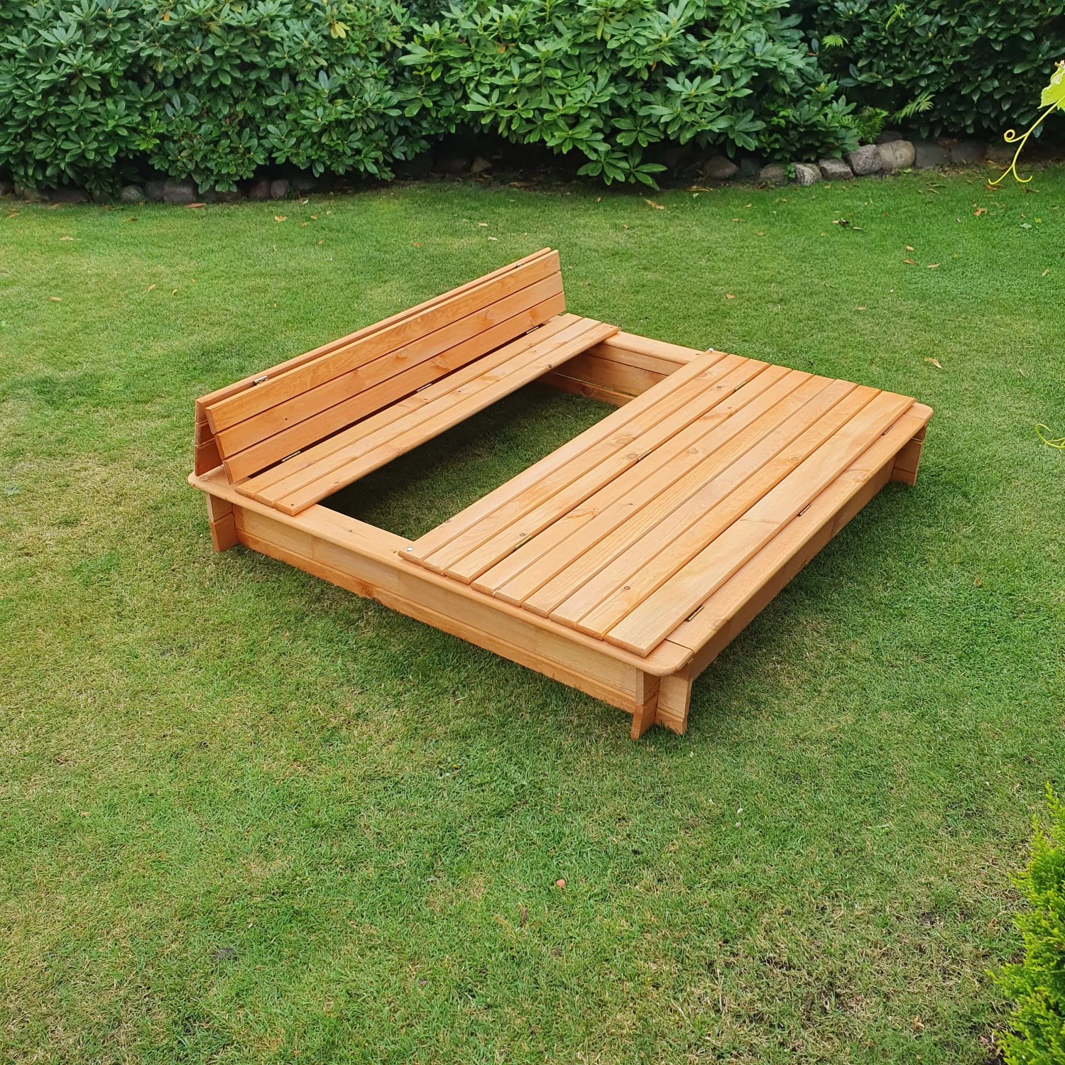 Holz Sandkasten Donald mit klappbarer Abdeckung, die als Sitzbank dient, 140x140 cm.
