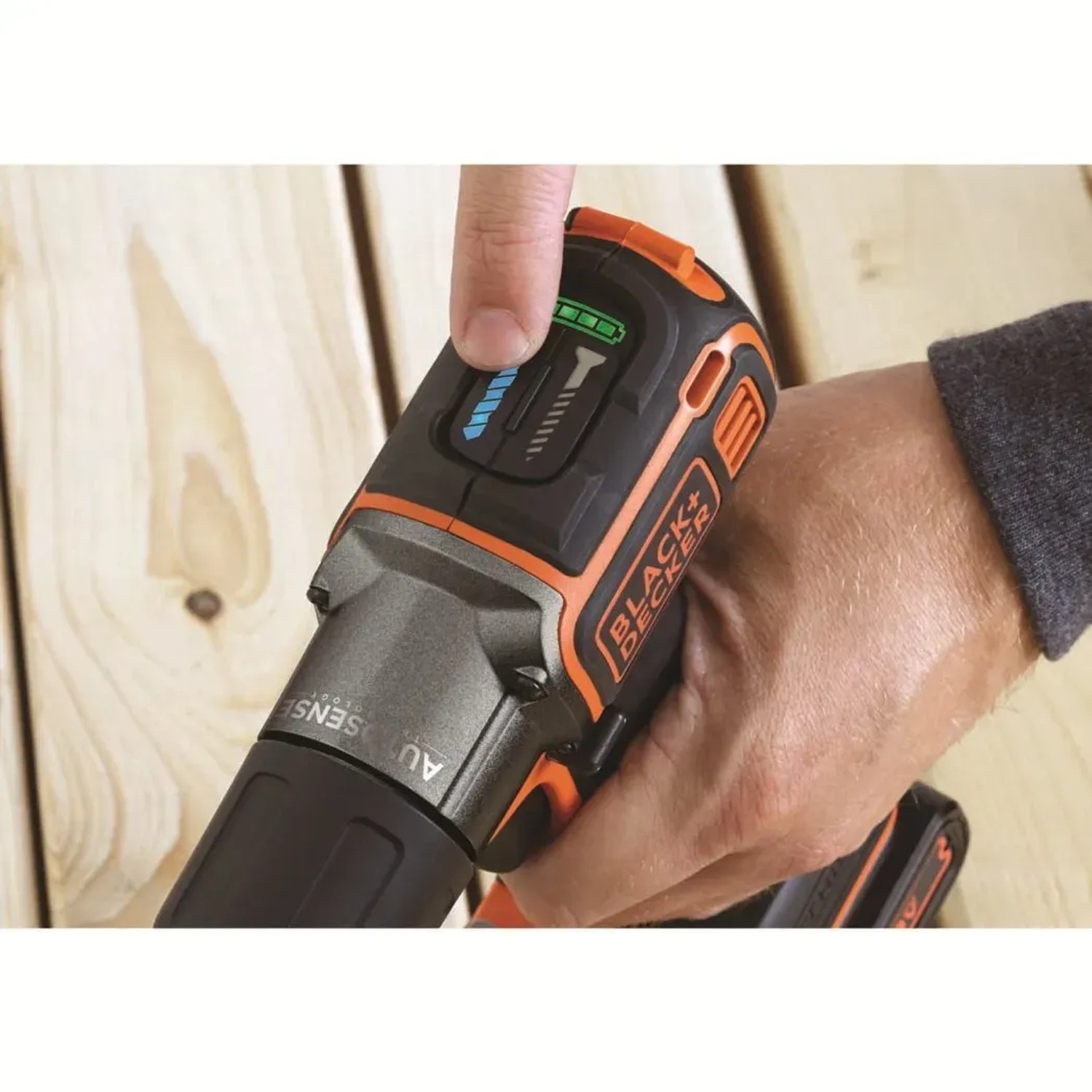 Black+Decker Akku-Bohrschrauber ASD18K in Aktion, Hand drückt Knopf.