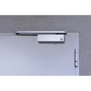 BASI Türschließer mit Gleitschiene an einer Tür, geeignet für einflügelige Türen bis 950 mm Breite.
