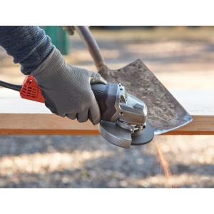 Black+Decker Winkelschleifer BEG220 in Aktion beim Schleifen von Metall, Funken fliegen.