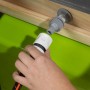 Detailaufnahme: Anschluss eines Gartenschlauchs an die Exit Toys Yummy Spielküche.
