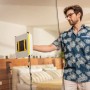 Kärcher Fensterputzroboter RCW 4 im Einsatz an einer Glasscheibe.