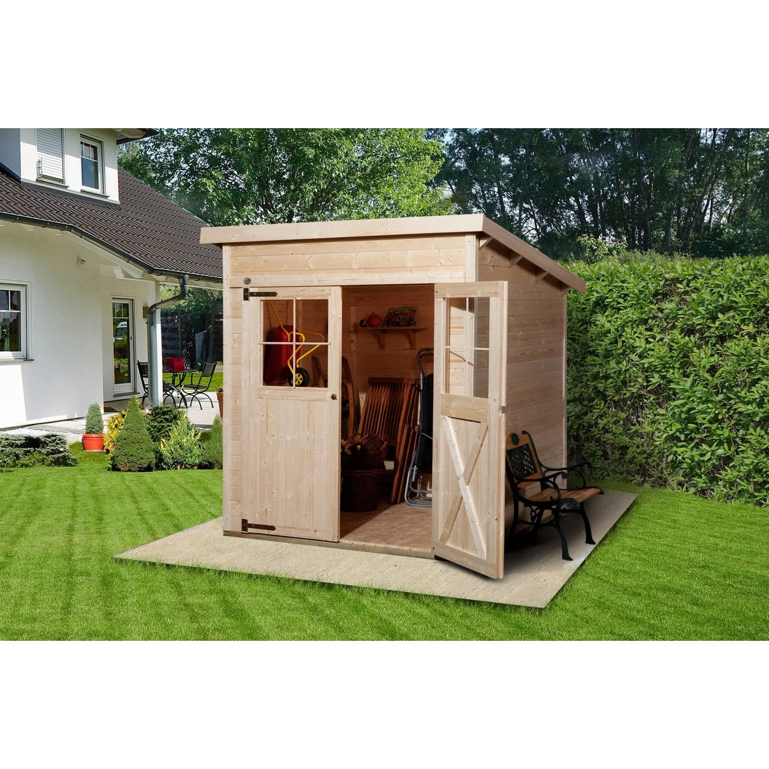 Unbehandeltes Holz-Gartenhaus mit Pultdach, 200x198 cm, mit geöffneter Doppeltür im Garten.