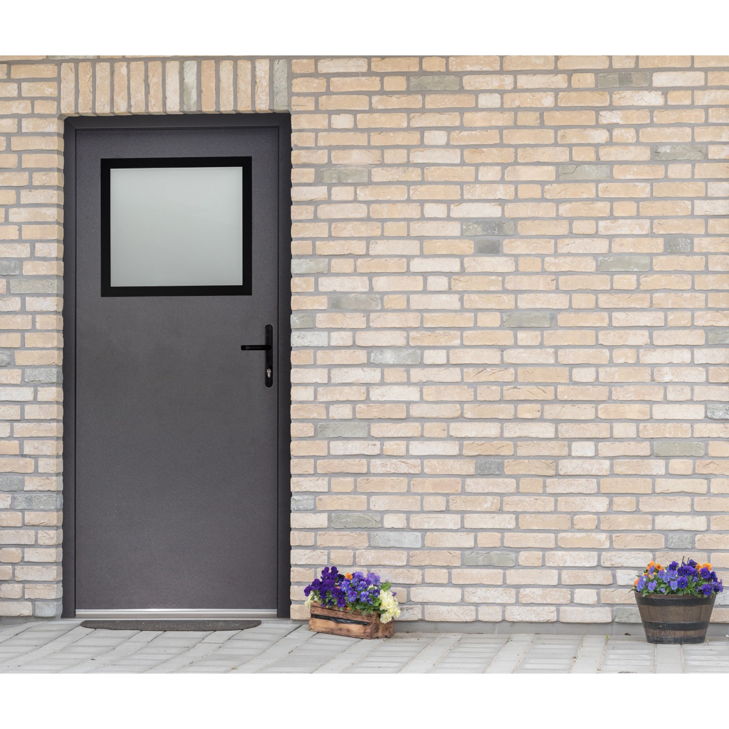 Anthrazitfarbene Stahl-Nebeneingangstür mit Fenster, nach innen öffnend, Anschlag rechts.