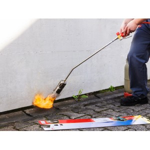 Rothenberger RoMaxi Anwärmbrenner-Set im Einsatz zur Unkrautvernichtung. Lötgerät mit Flamme.