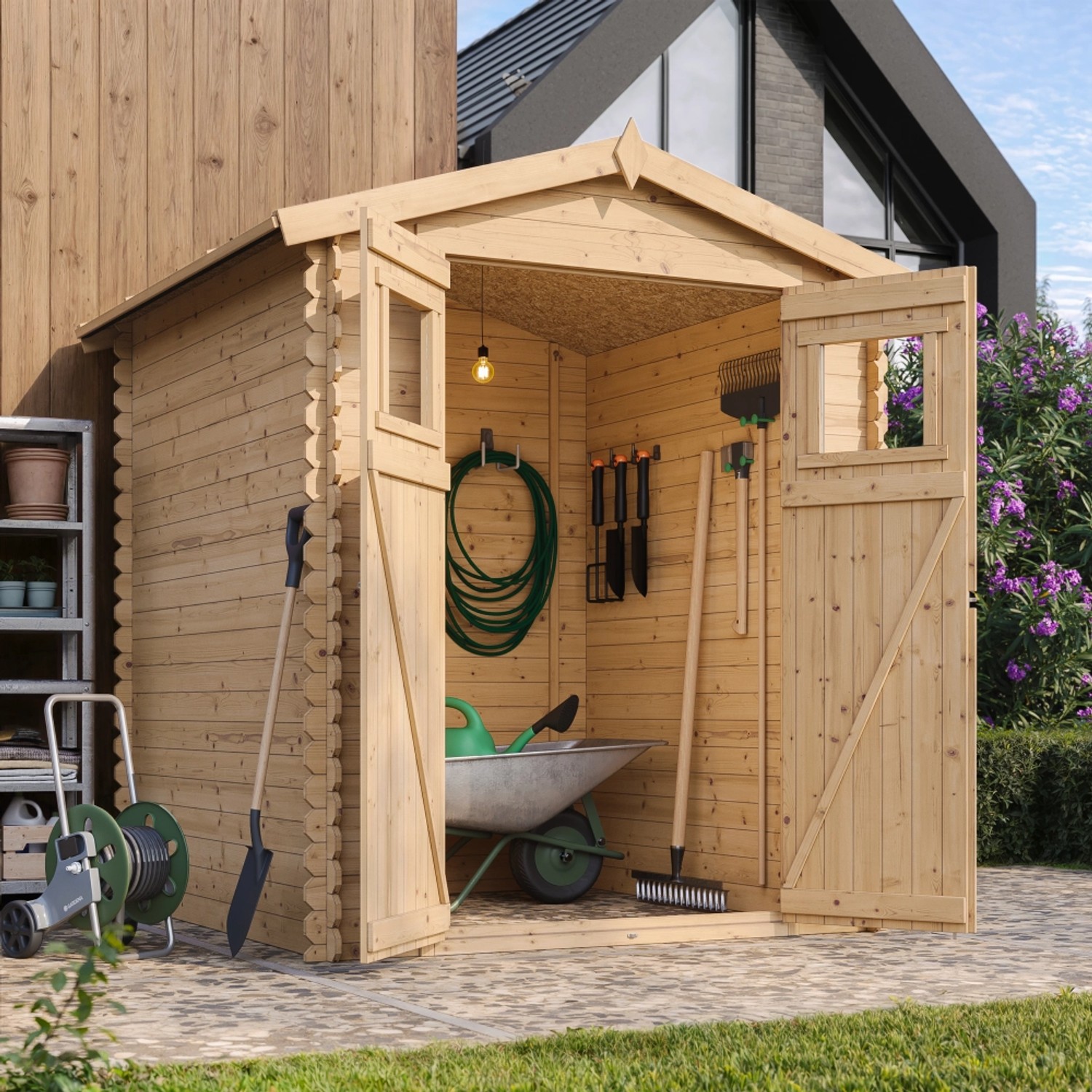 Beige-braunes Holz-Gartenhaus Timbela M320 (2,82 m²) mit geöffneter Doppeltür und Gartengeräten.
