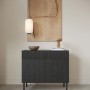 Selsey Sideboard Nolie in Portland-Esche Schwarz. Zweitürige Kommode mit zwei Schubladen, gefrästen Fronten und Holzbeinen.
