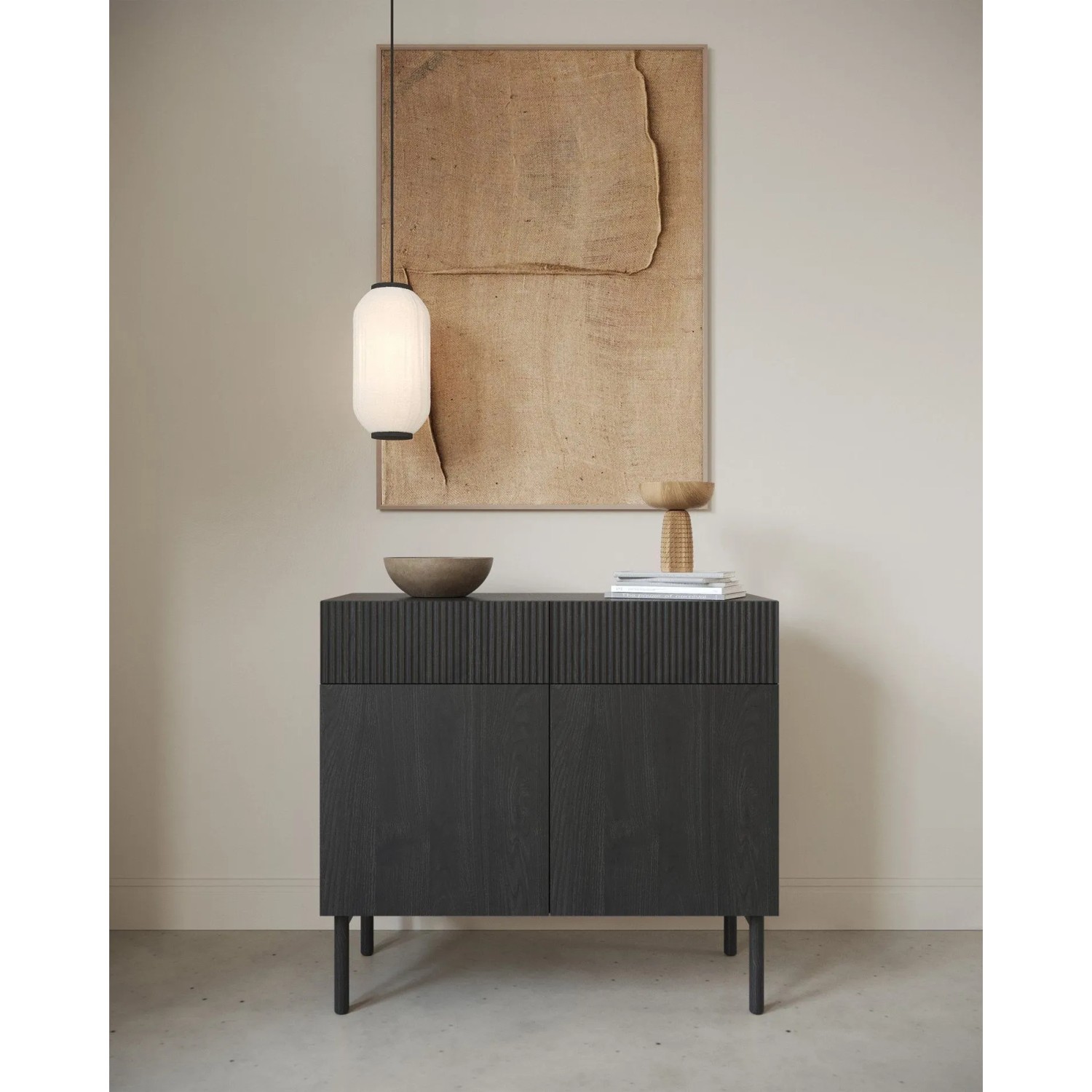 Selsey Sideboard Nolie in Portland-Esche Schwarz. Zweitürige Kommode mit zwei Schubladen, gefrästen Fronten und Holzbeinen.