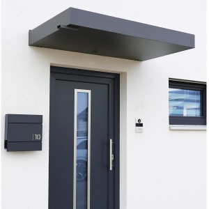 Modernes, anthrazitfarbenes Gutta Rechteckvordach BS PLUS mit Wasserspeier links am Hauseingang.