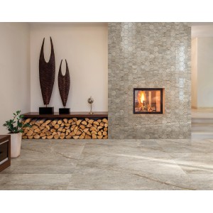 Verlegtes Eleganza Hexagon Dekorfliesen Feinsteinzeug Oxford Grey an Wand mit Kamin.