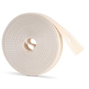 Aufgerollter beiger Rollladengurt 20mm mit Montageloch. Robustes Gurtband für Rollladensteuerung.