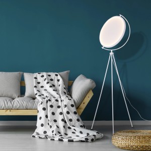 Weiße Näve Stehleuchte Munega, 156 cm hoch, im Wohnzimmer mit Sofa und Decke.