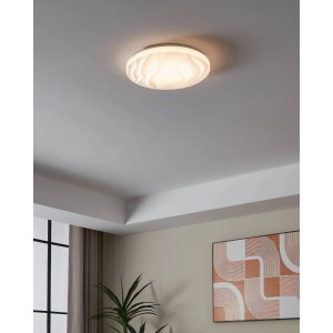 Weiße, runde Eglo LED-Deckenleuchte Banariba, Ø 33 cm, mit wellenförmigem Dekor.