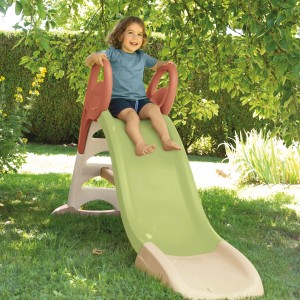 Kind auf Smoby Life Rutsche KS (150 cm) im Garten. Wasserrutsche mit Wasseranschluss für Spiel & Spaß.