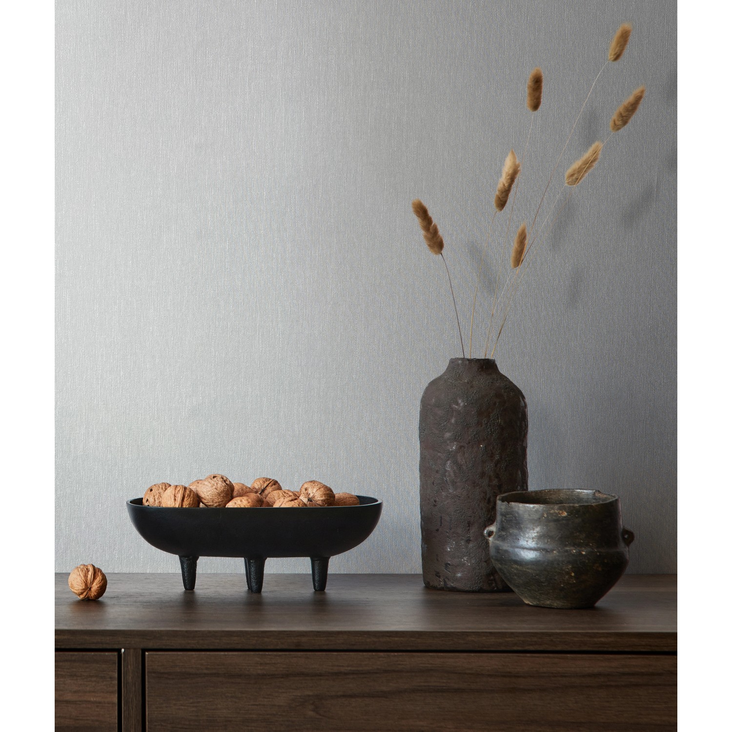 Cremefarbene Marburg Vliestapete Villa Romana 53 Uni mit feiner Struktur an der Wand.