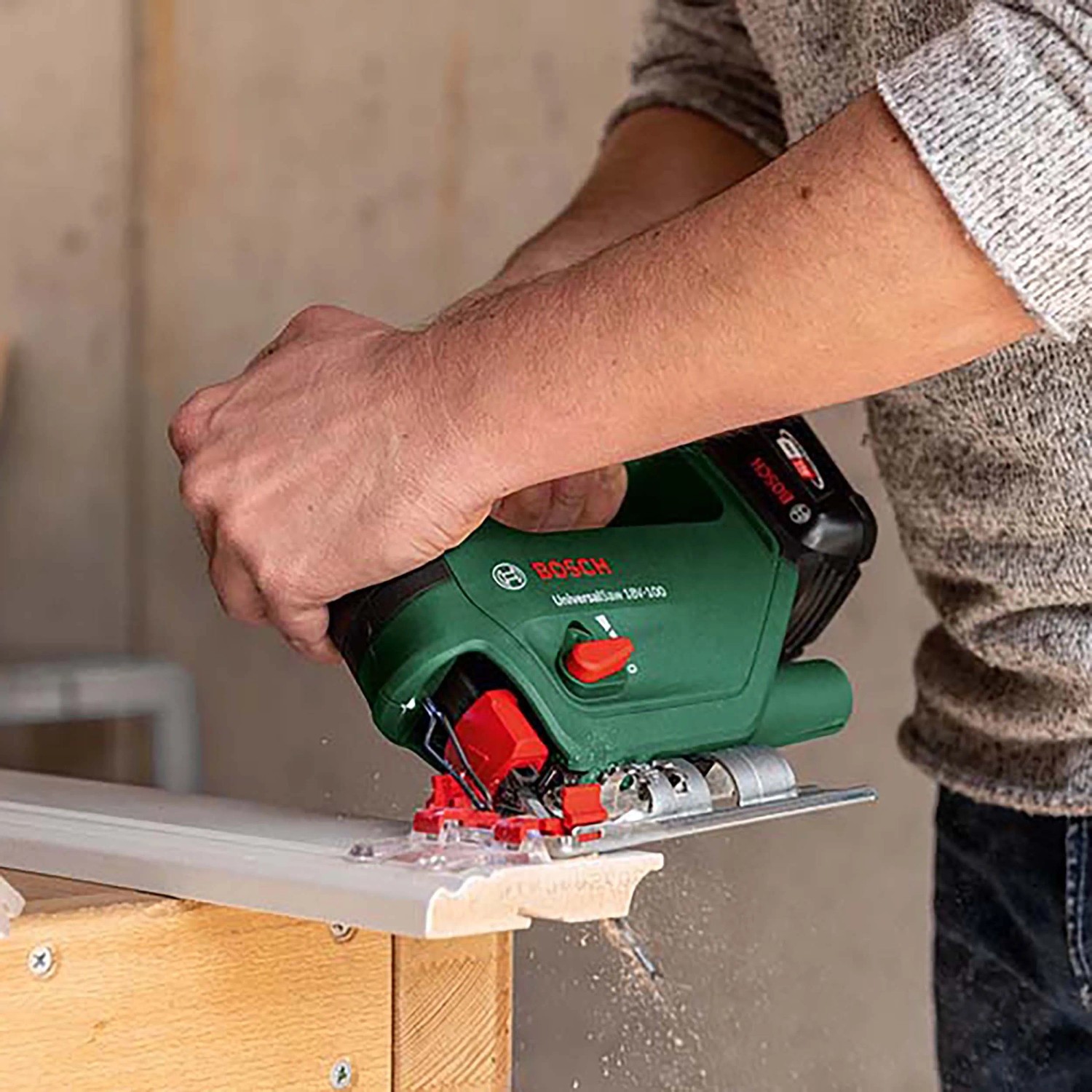 Bosch Akku-Stichsäge UniversalSaw 18V-100 im Einsatz beim Sägen eines Werkstücks.