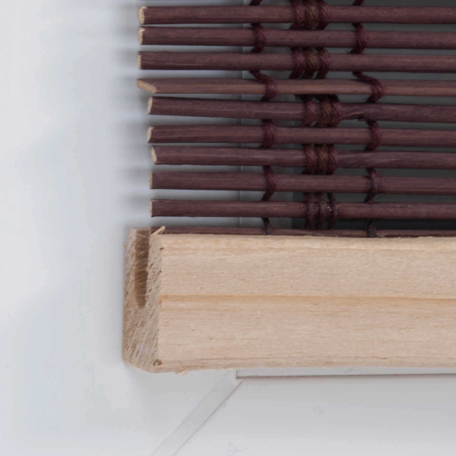 Detailansicht: OBI Bambus-Raffrollo Mataro Teak, natürlicher Sicht- und Sonnenschutz.