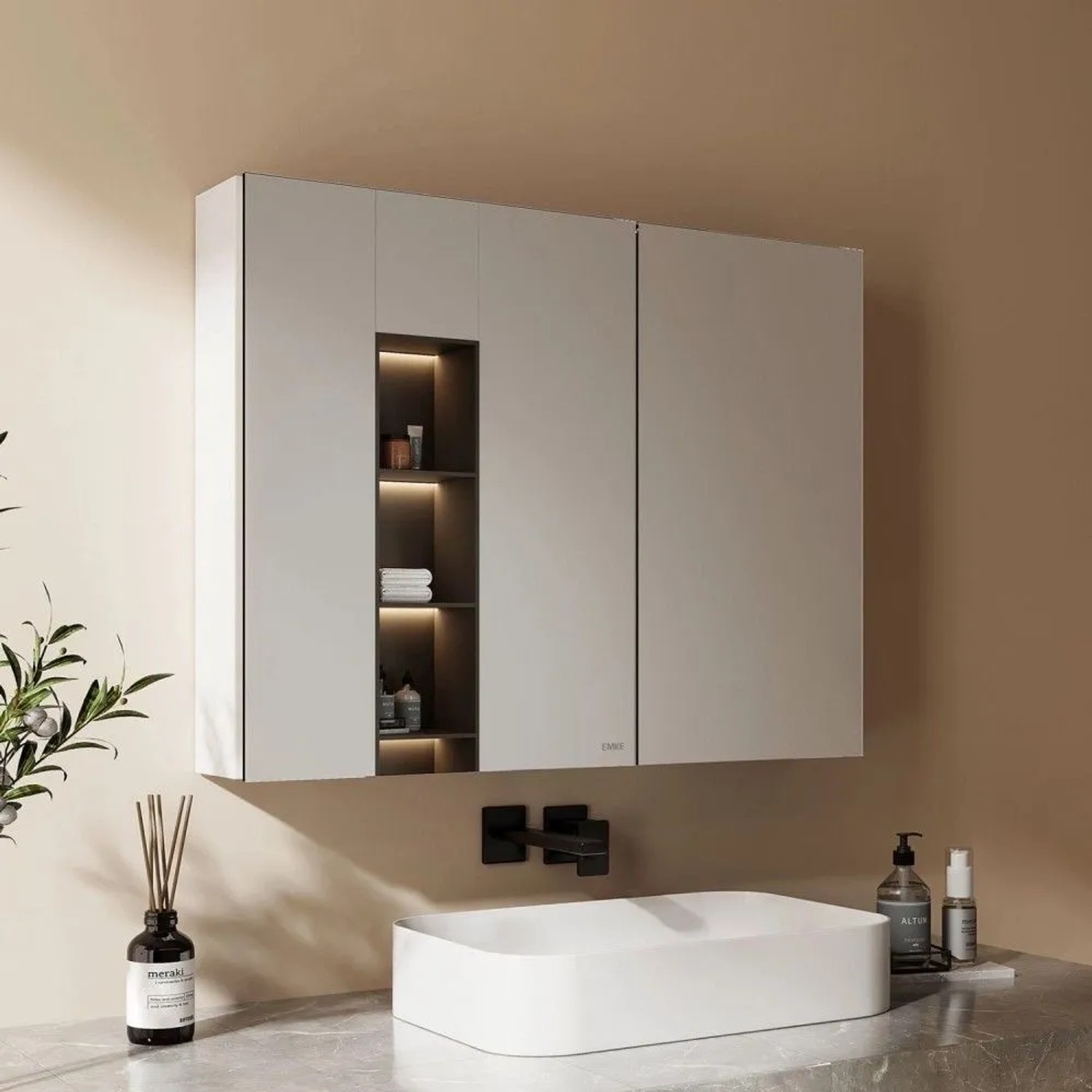Weißer Emke Spiegelschrank 85x65 cm mit 2 doppelseitigen Spiegeltüren und beleuchteten offenen Regalen im Bad.
