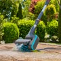 Gardena Akku-Multi-Reiniger AquaBrush im Einsatz mit Wasser. Reinigungsbürste für Terrassen und Gartenwege.