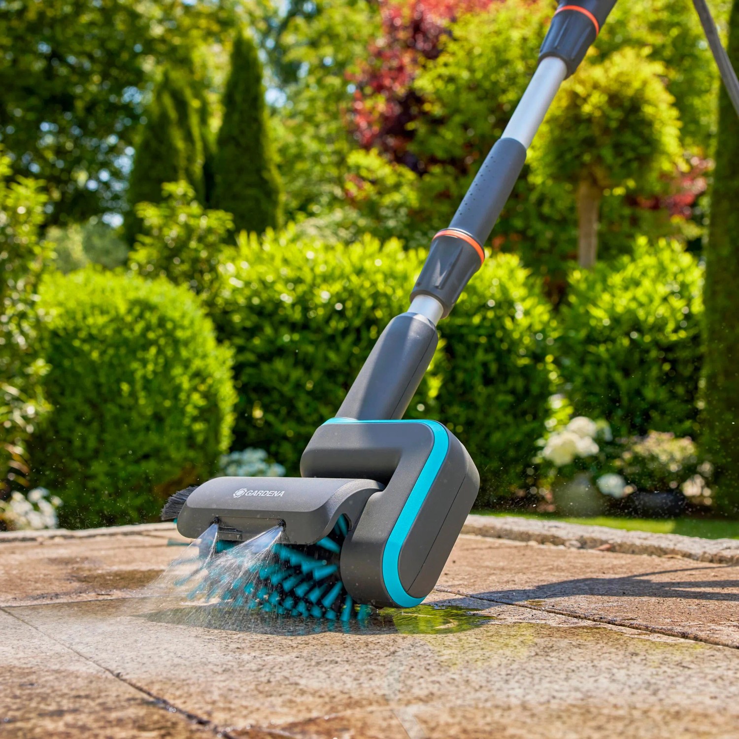 Gardena Akku-Multi-Reiniger AquaBrush im Einsatz mit Wasser. Reinigungsbürste für Terrassen und Gartenwege.
