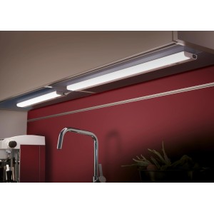 Weiße Trio LED-Wandleuchte Simeo mit Bewegungsmelder unter Küchenschrank.