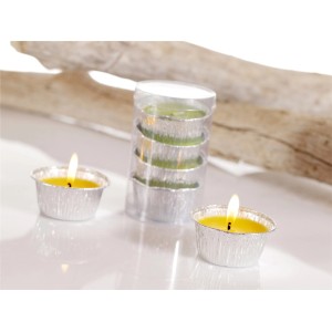 Citronella Kerzen 4er-Pack in Aluschale, eine brennt, die anderen im durchsichtigen Stapel.