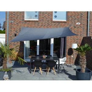 Anthrazitfarbenes Floracord Vierecksonnensegel 250x300 cm spendet Schatten und schützt vor Regen.