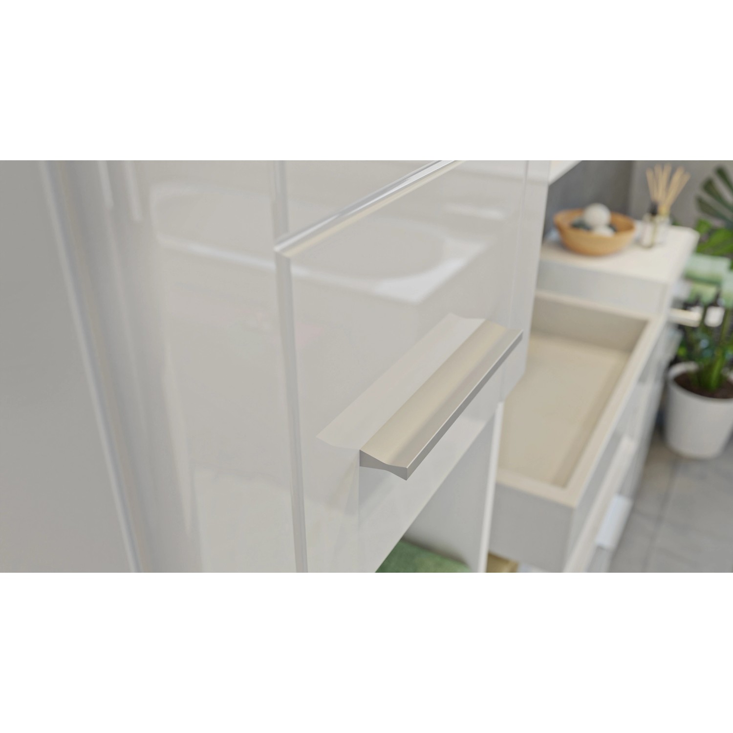 Detailaufnahme: Weißer Hängeschrank Venice Hochglanz mit silbernem Griff im Badezimmer.