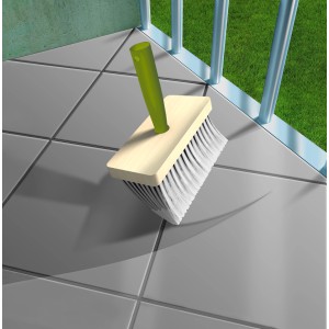 Auftragen der MEM Balkon-Imprägnierung mit Quast auf Fliesen. Bauabdichtung für Terrassen und Balkone.