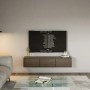 Selsey TV-Hängeboard Framme 150 cm in Walnuss-Holzoptik, wandmontiert mit 3 grifflosen Klappen unter einem TV im Wohnzimmer.