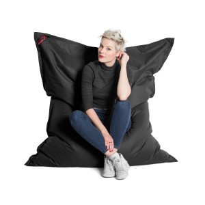 Schwarzer Sitting Point Sitzsack Big Foot Scuba (380 l) mit sitzender Person.