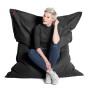 Schwarzer Sitting Point Sitzsack Big Foot Scuba (380 l) mit sitzender Person.