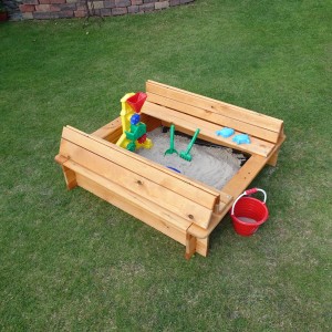 Holz Sandkasten Donald mit klappbarer Abdeckung, 100x100 cm, mit Spielzeug auf Rasen.